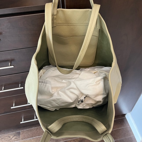 Cuyana Easy Tote - Light Sage Green - Picture 3 of 4